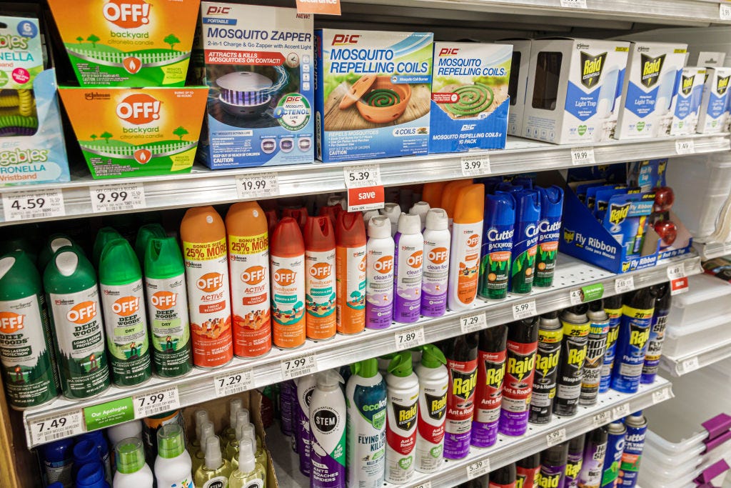 Mehrere Flaschen Insektenschutzmittel in Aerosoldosen im Regal eines Lebensmittelgeschäfts