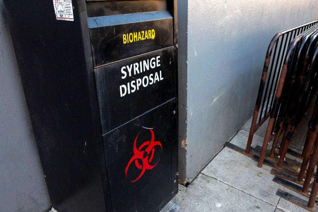 Eine schwarze Box mit der Aufschrift „Biogefährdung“ und „Spritzenentsorgung“ sowie einem roten Biogefährdungssymbol