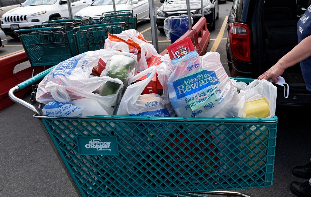 Ein Einkaufswagen voller Lebensmittel in Plastiktüten