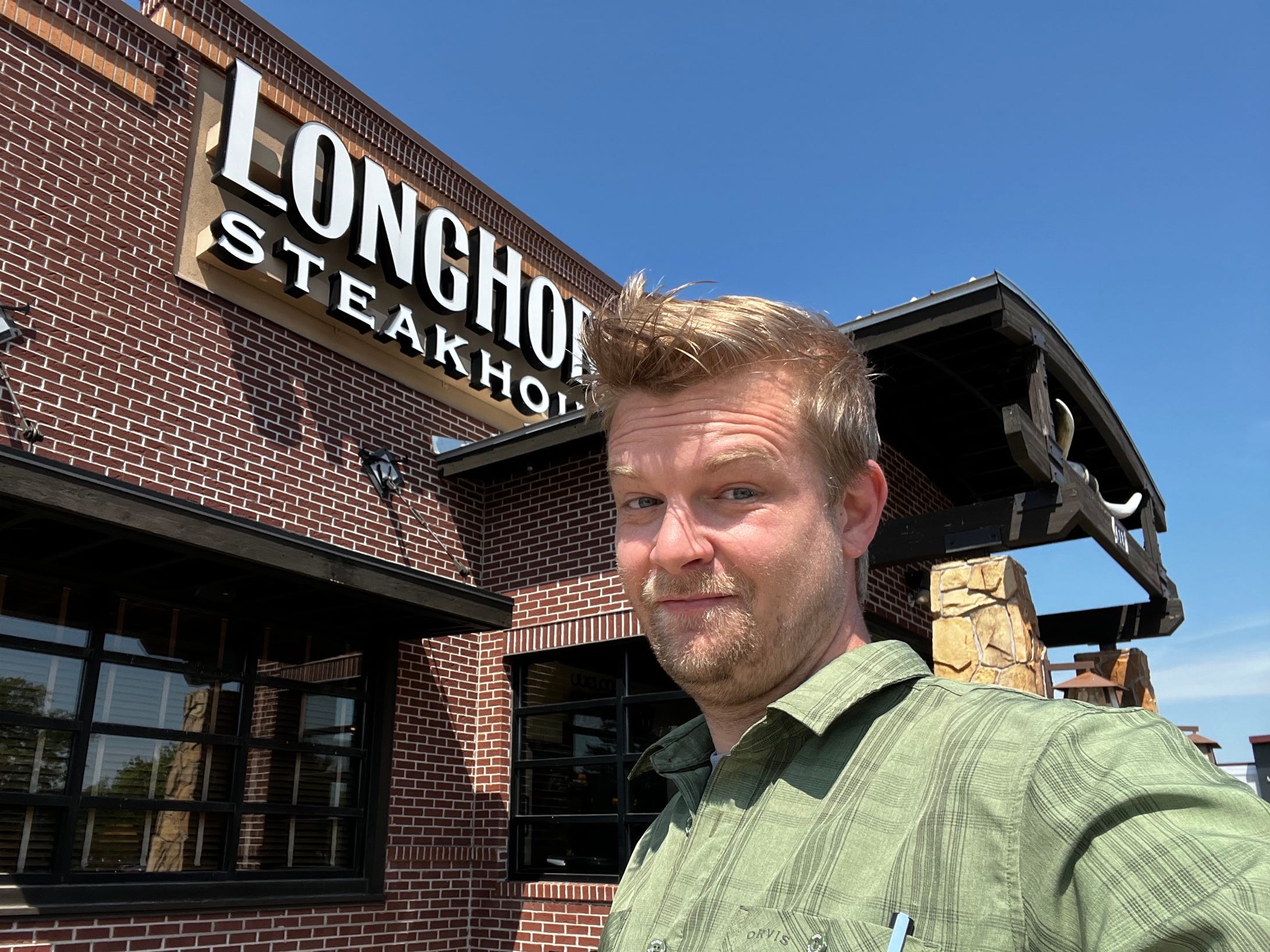Dominick Reuter vor einem Longhorn Steakhouse