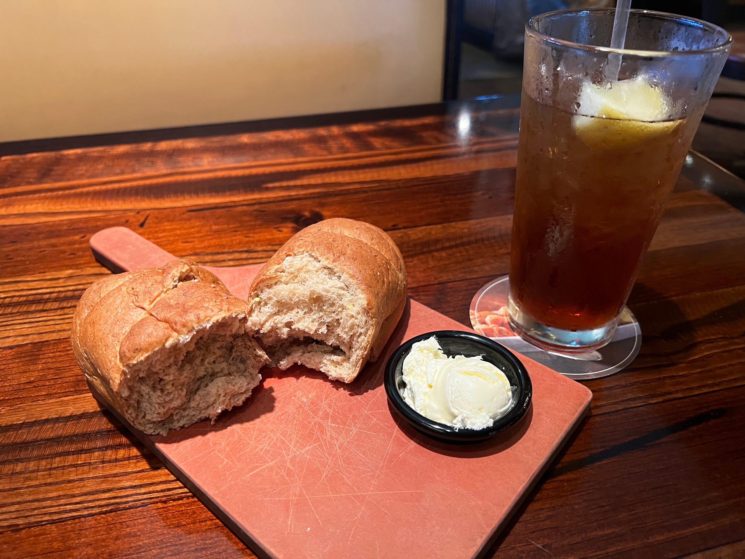 Frisches Brot und süßer Tee in einem Longhorn Steakhouse
