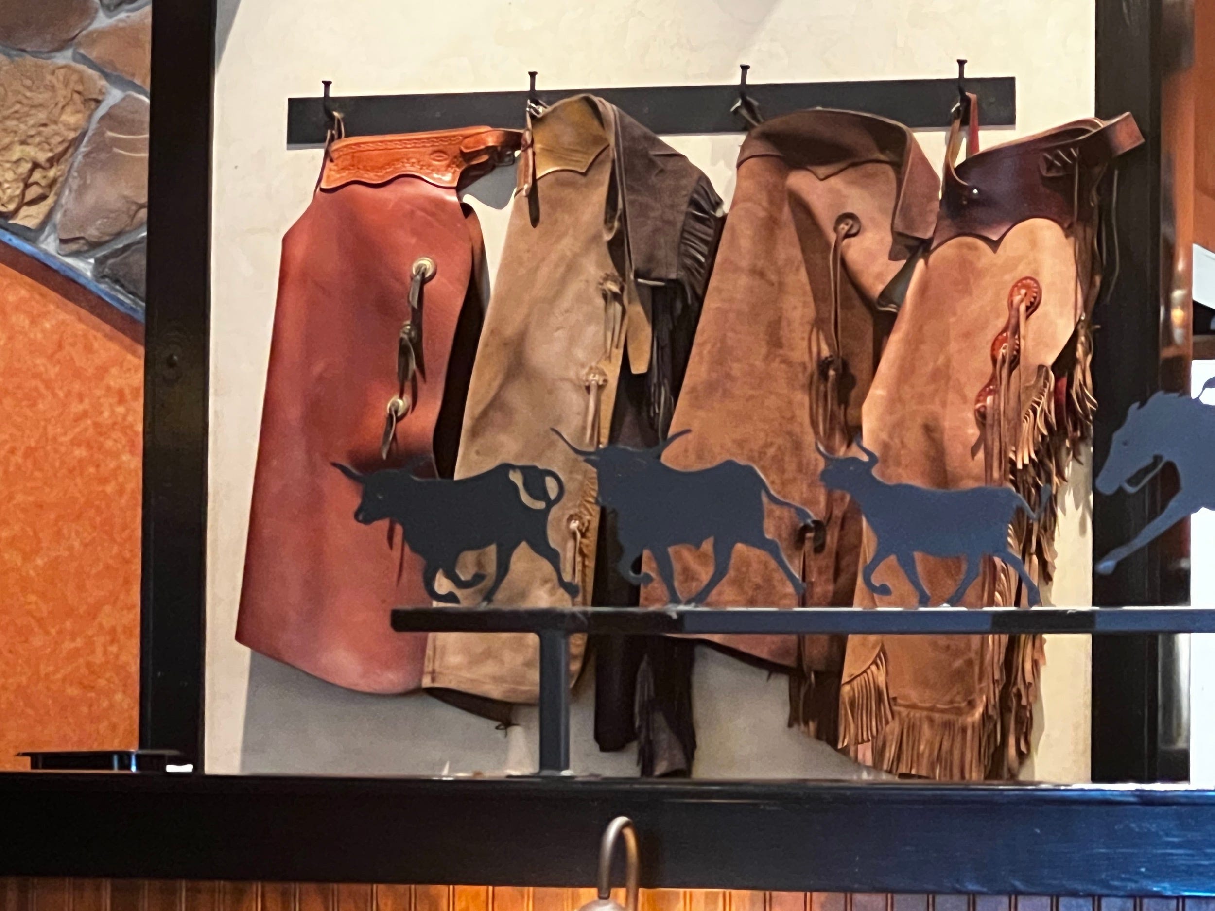 Cowboy-Typen schmücken die Wand eines Longhorn-Steakhouses
