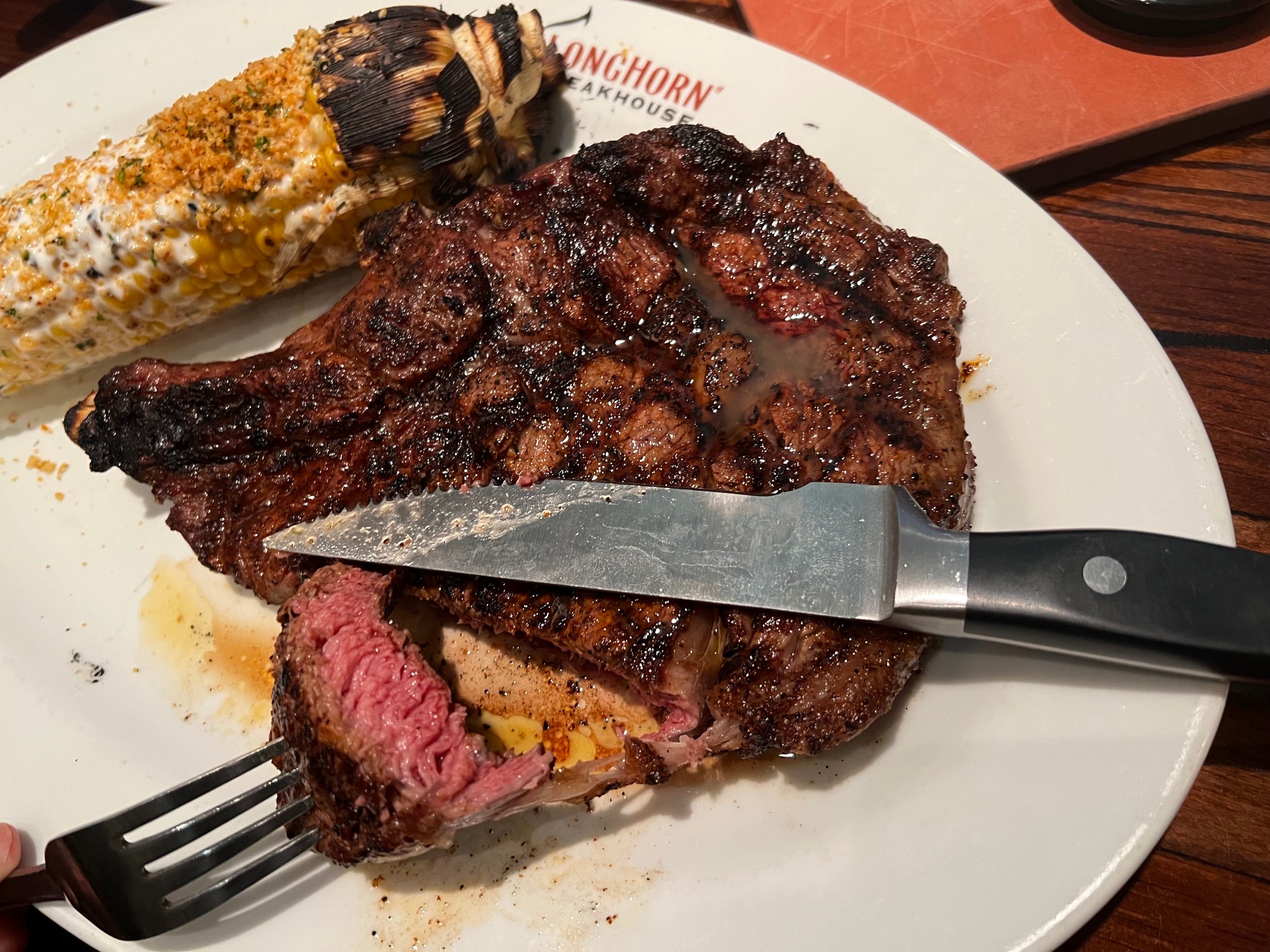 Ein Longhorn Steakhouse-Ribeye mit Knochen, mittel-selten zubereitet