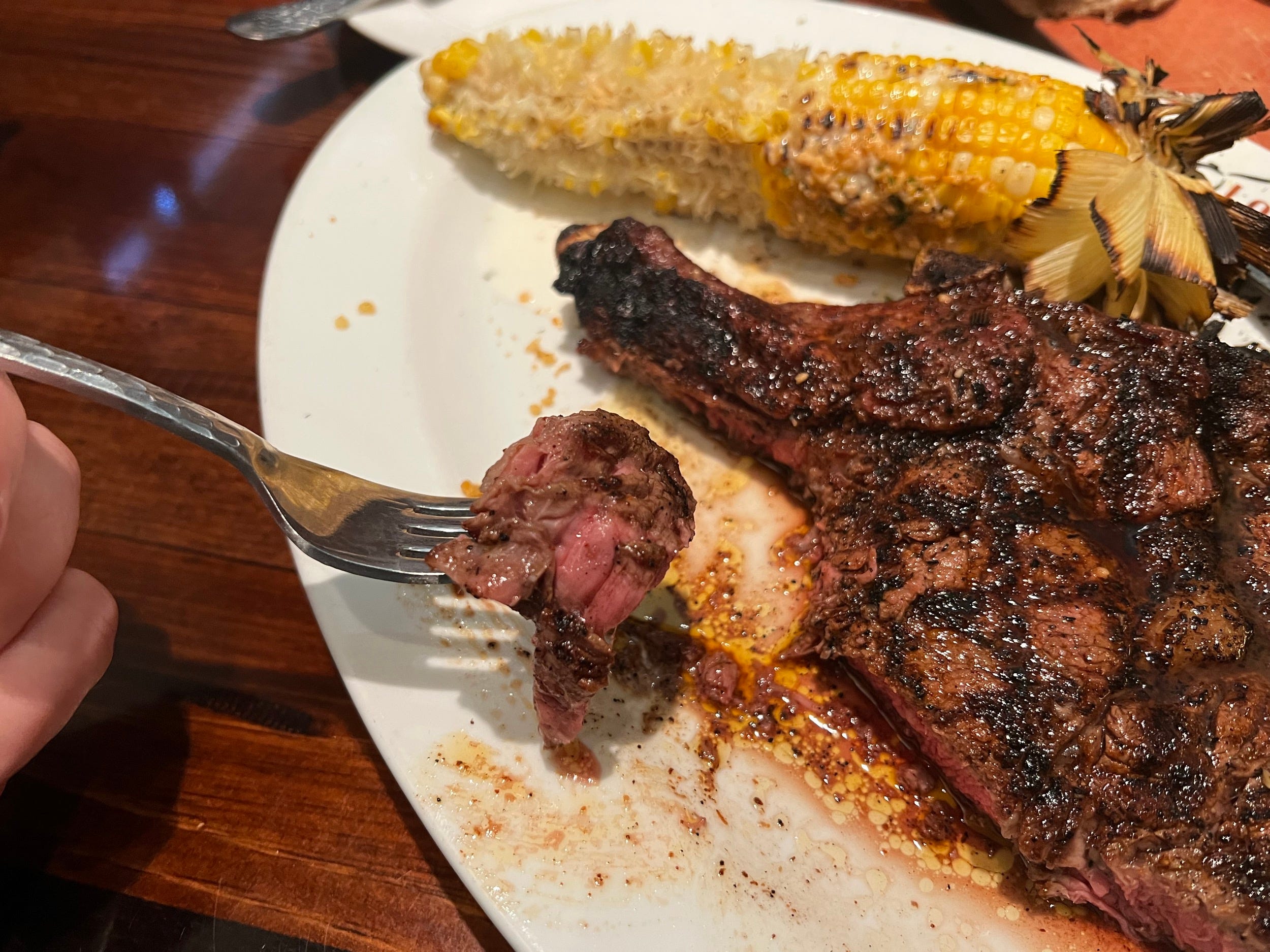 Ein Longhorn Steakhouse-Ribeye mit Knochen, mittel-selten zubereitet
