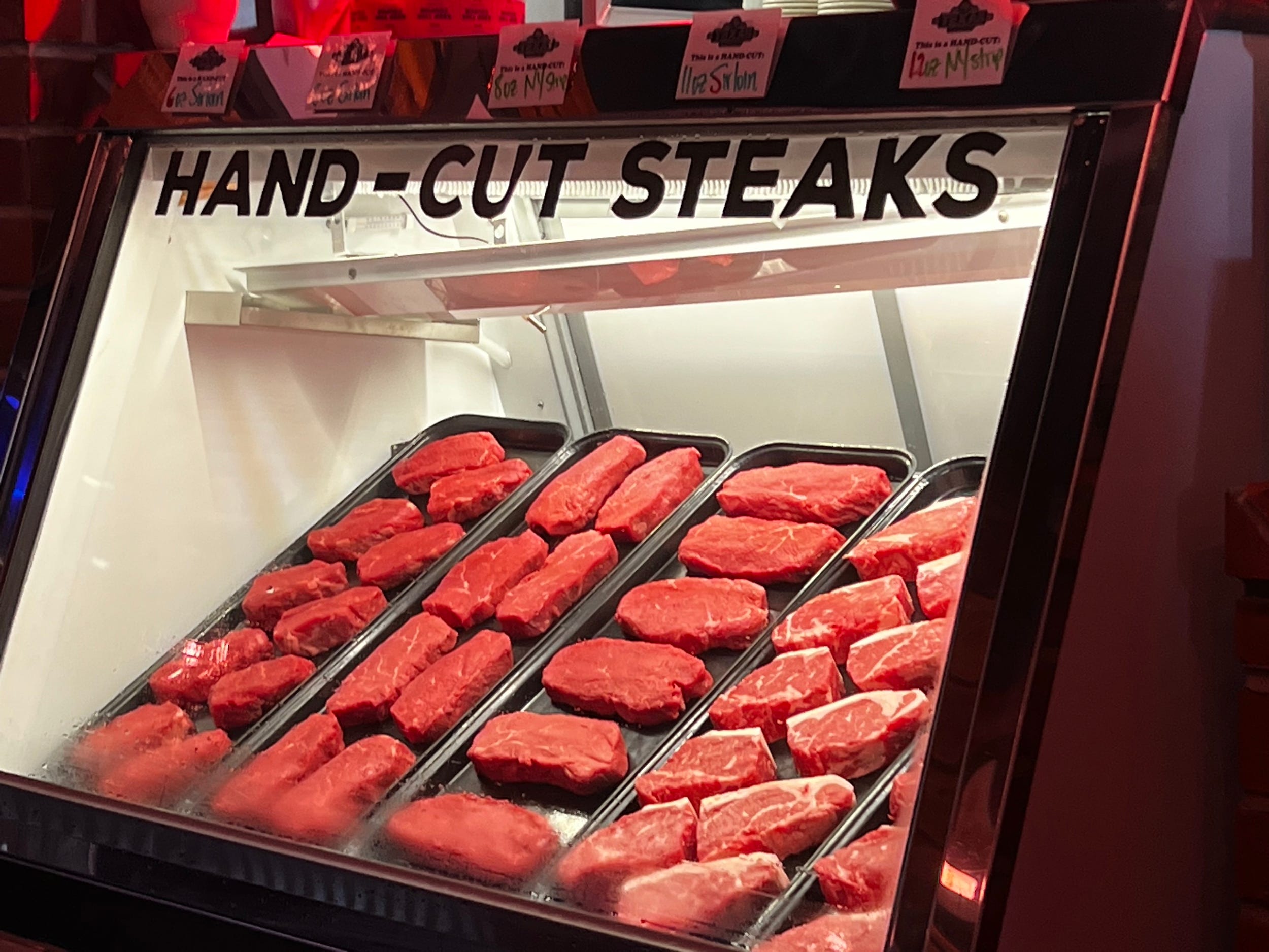 Frisch geschnittene Steaks werden in einem Texas Roadhouse ausgestellt