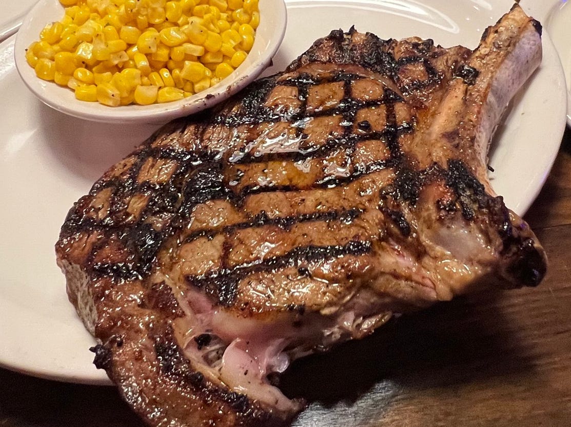 Ein Ribeye-Steak mit Knochen im Texas Roadhouse