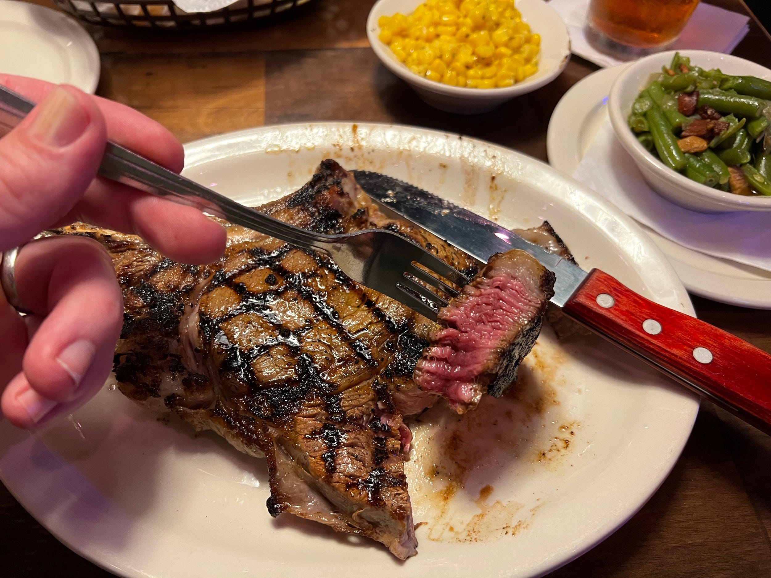 Ein Ribeye-Steak mit Knochen, mittel-selten in einem Texas Roadhouse zubereitet