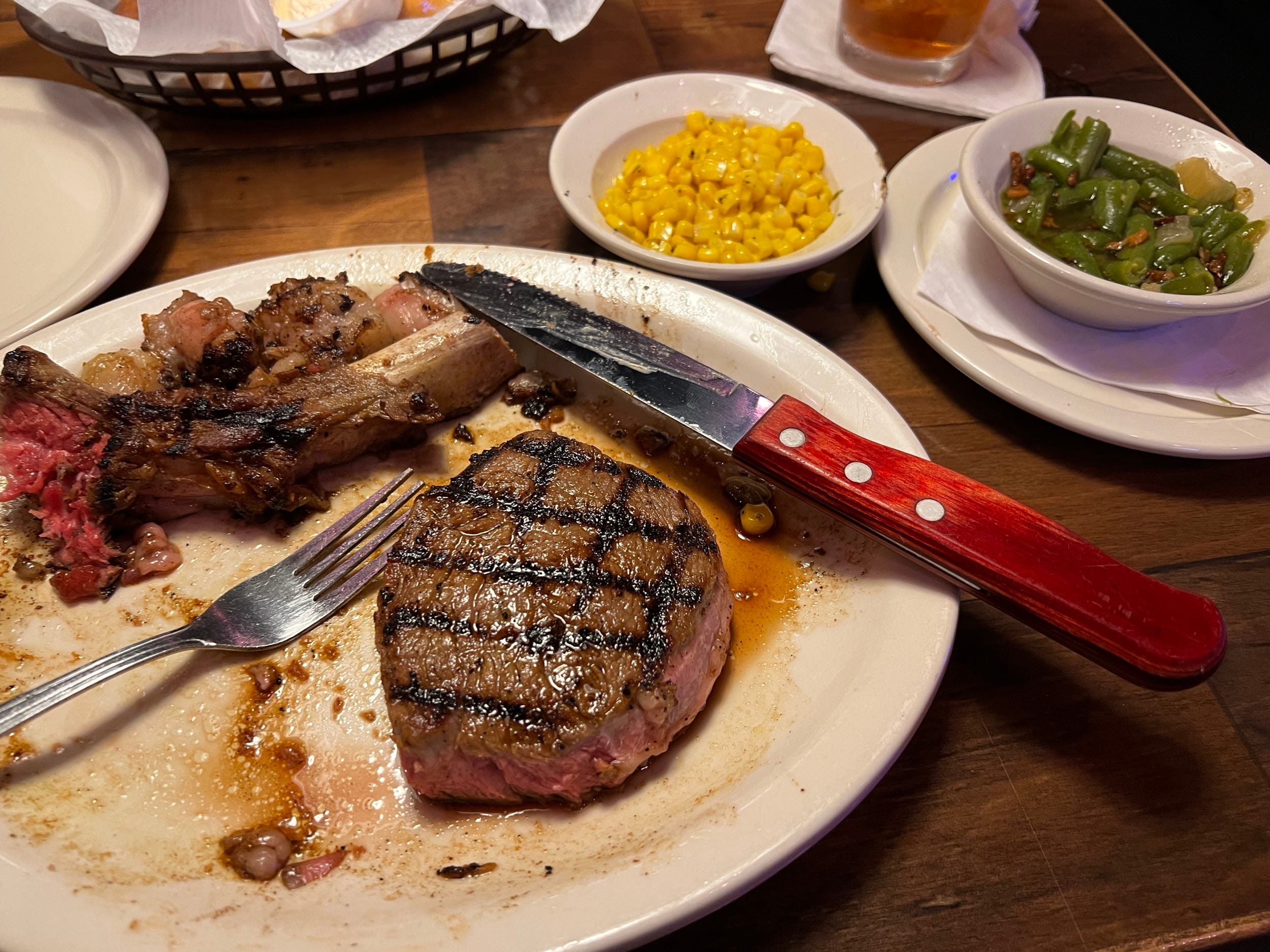 Ein Ribeye-Steak mit Knochen in einem Texas Roadhouse