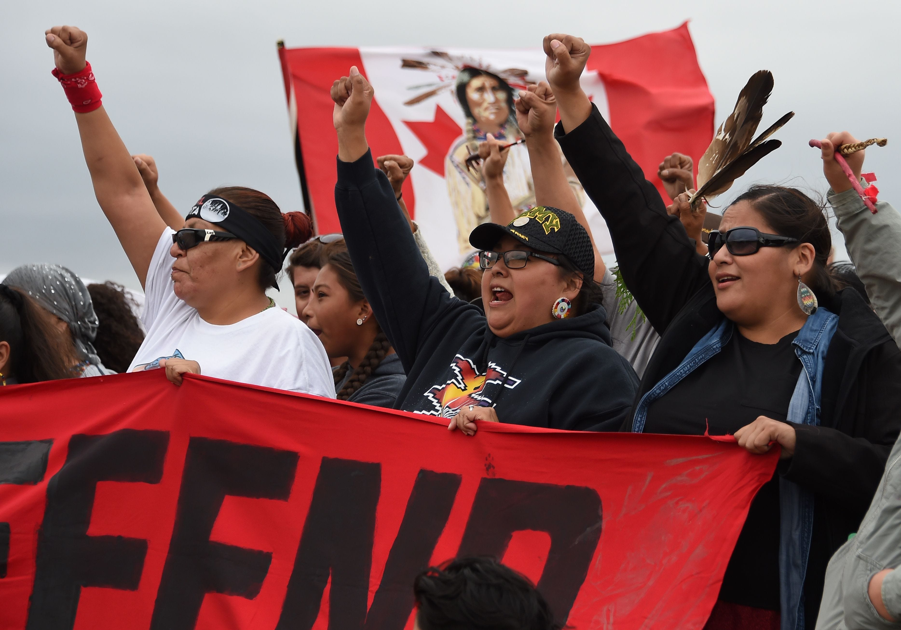 Indianer marschieren zu einer heiligen Grabstätte, die von Bulldozern beim Bau der Dakota Access Pipeline (DAPL) zerstört wurde, in der Nähe des Lagers, wo sich Hunderte von Menschen versammelt haben, um sich dem Protest des Stammes der Standing Rock Sioux gegen die Ölpipeline anzuschließen, die den nahegelegenen Missouri River überqueren soll , 4. September 2016 in der Nähe von Cannon Ball, North Dakota.