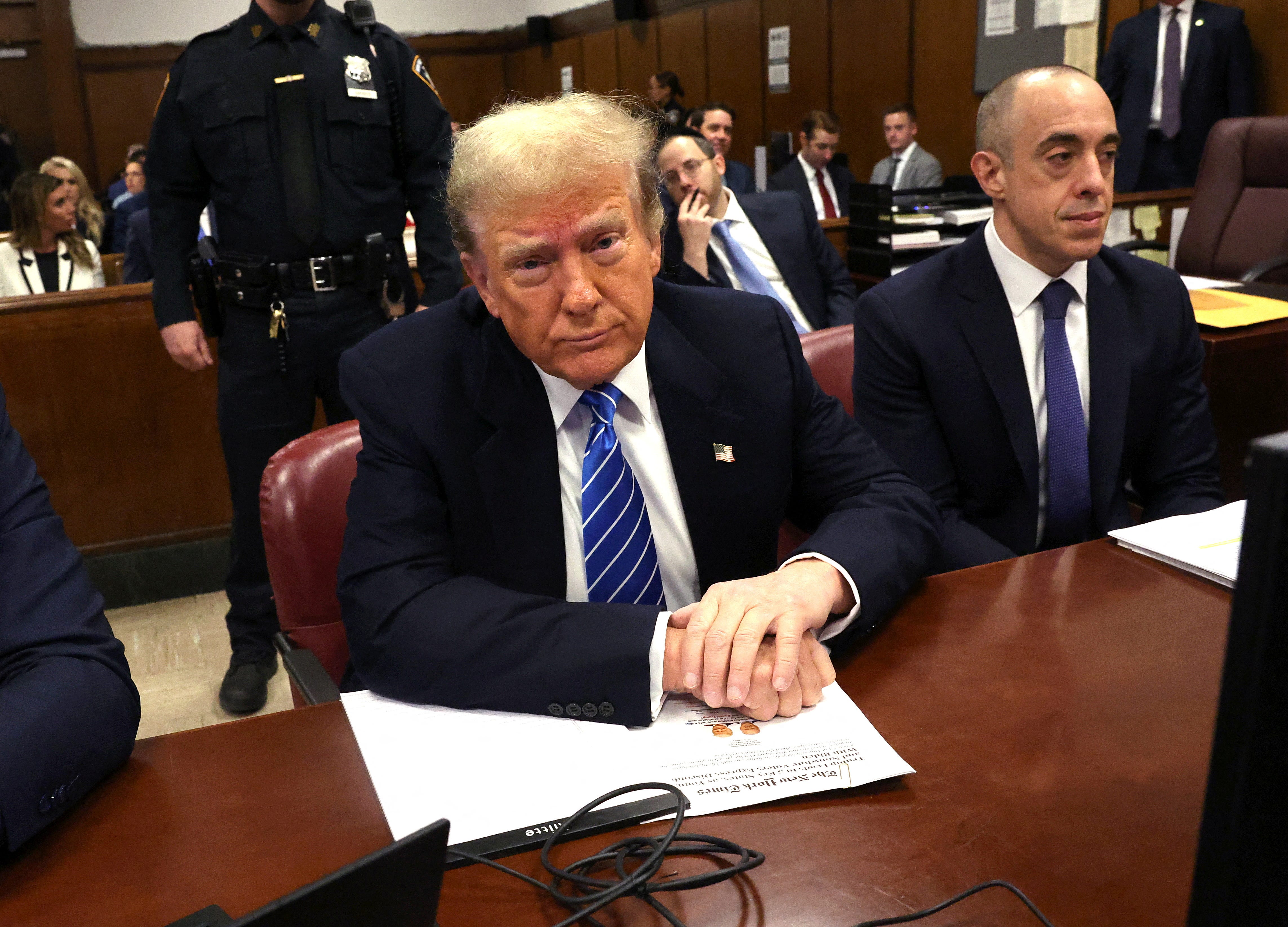 Der ehemalige Präsident Donald Trump und der Anwalt Emil Bove nehmen an seinem Schweigegeldprozess in New York teil.