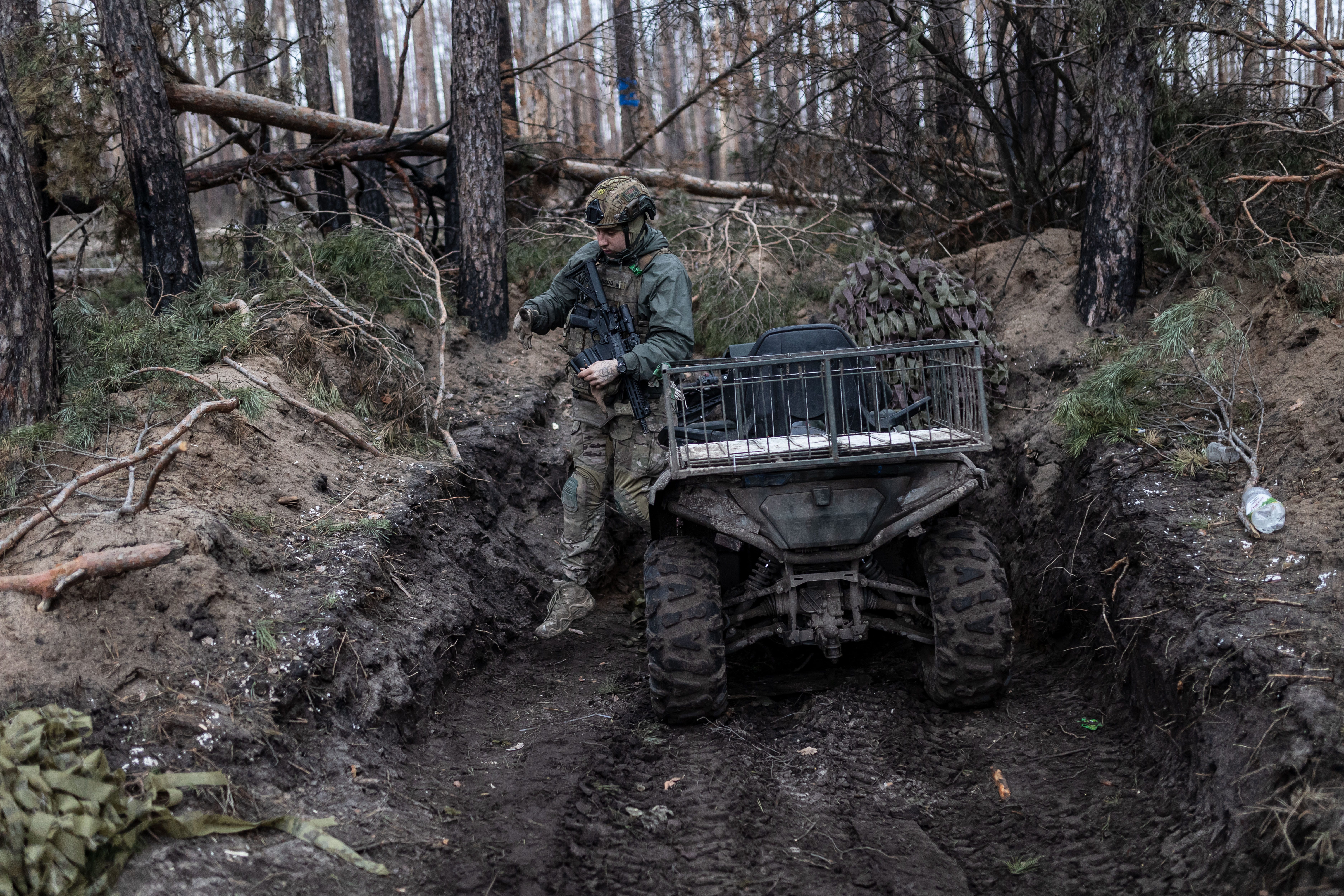 Ein ukrainischer Soldat steigt am 15. Februar 2024 in einem Wald in Richtung Kreminna in der Oblast Donezk von einem Quad ab.