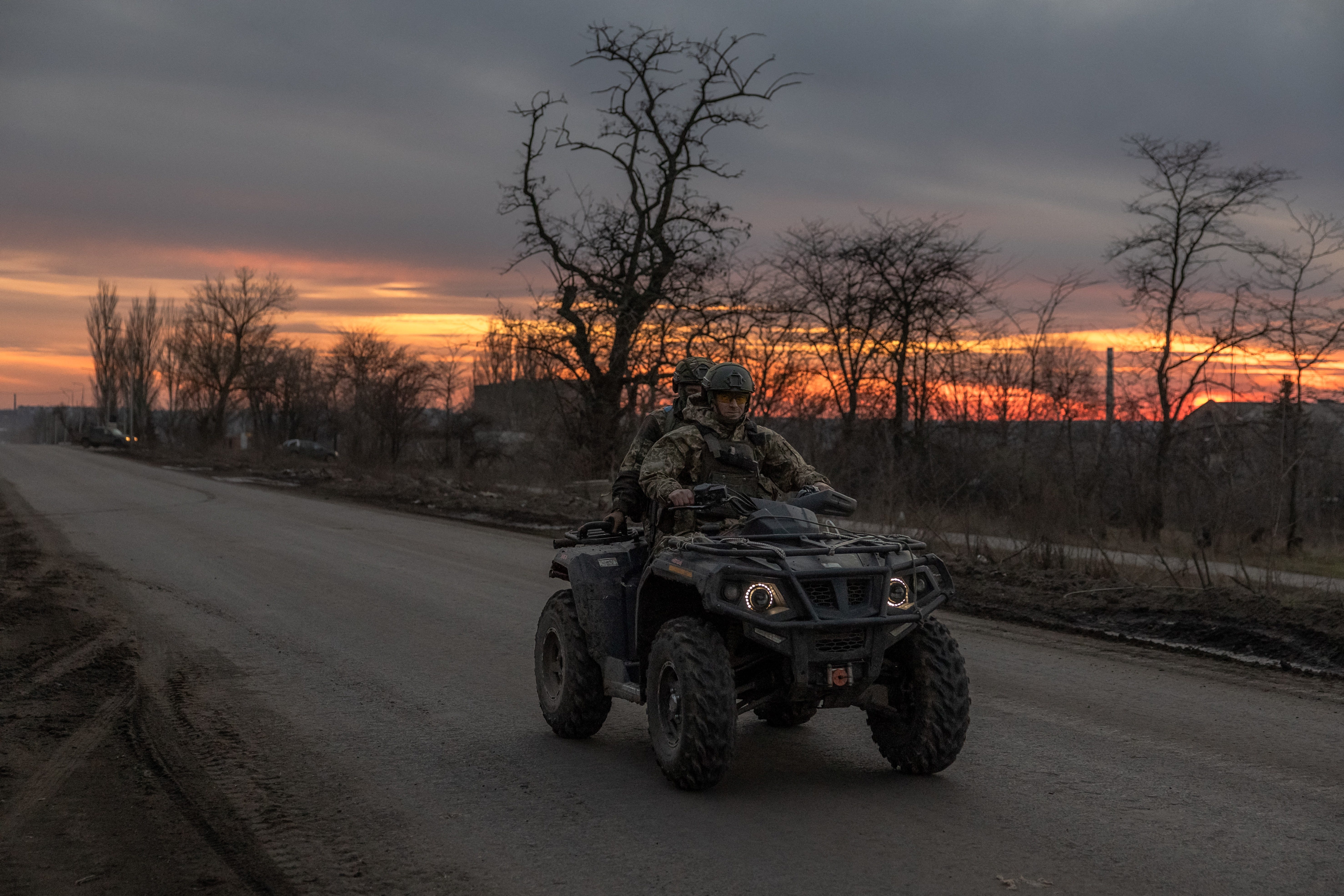 Ukrainische Soldaten fahren am 30. März 2024 mit einem Quad auf einer Straße, die zur Stadt Chasiv Yar in der Region Donezk führt.
