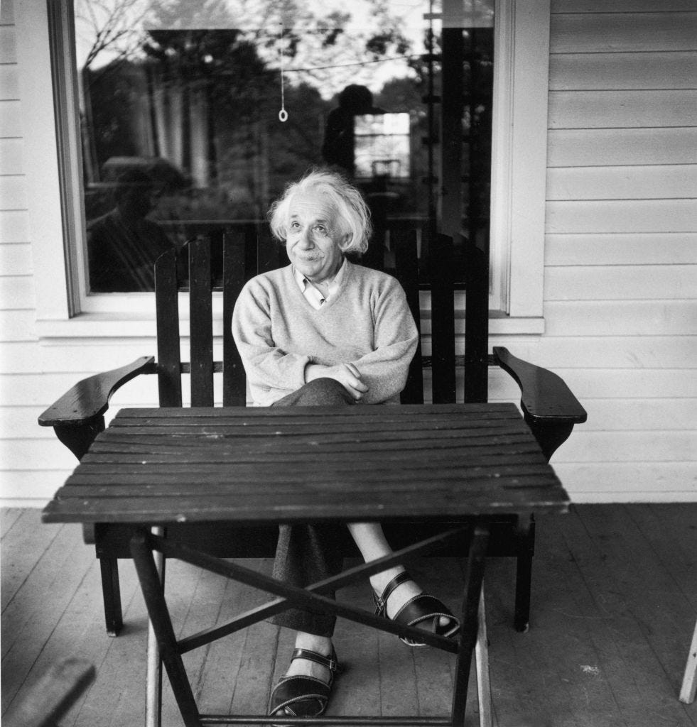 Foto von Albert Einstein auf seiner Veranda zu Hause in Princeton, New Jersey.