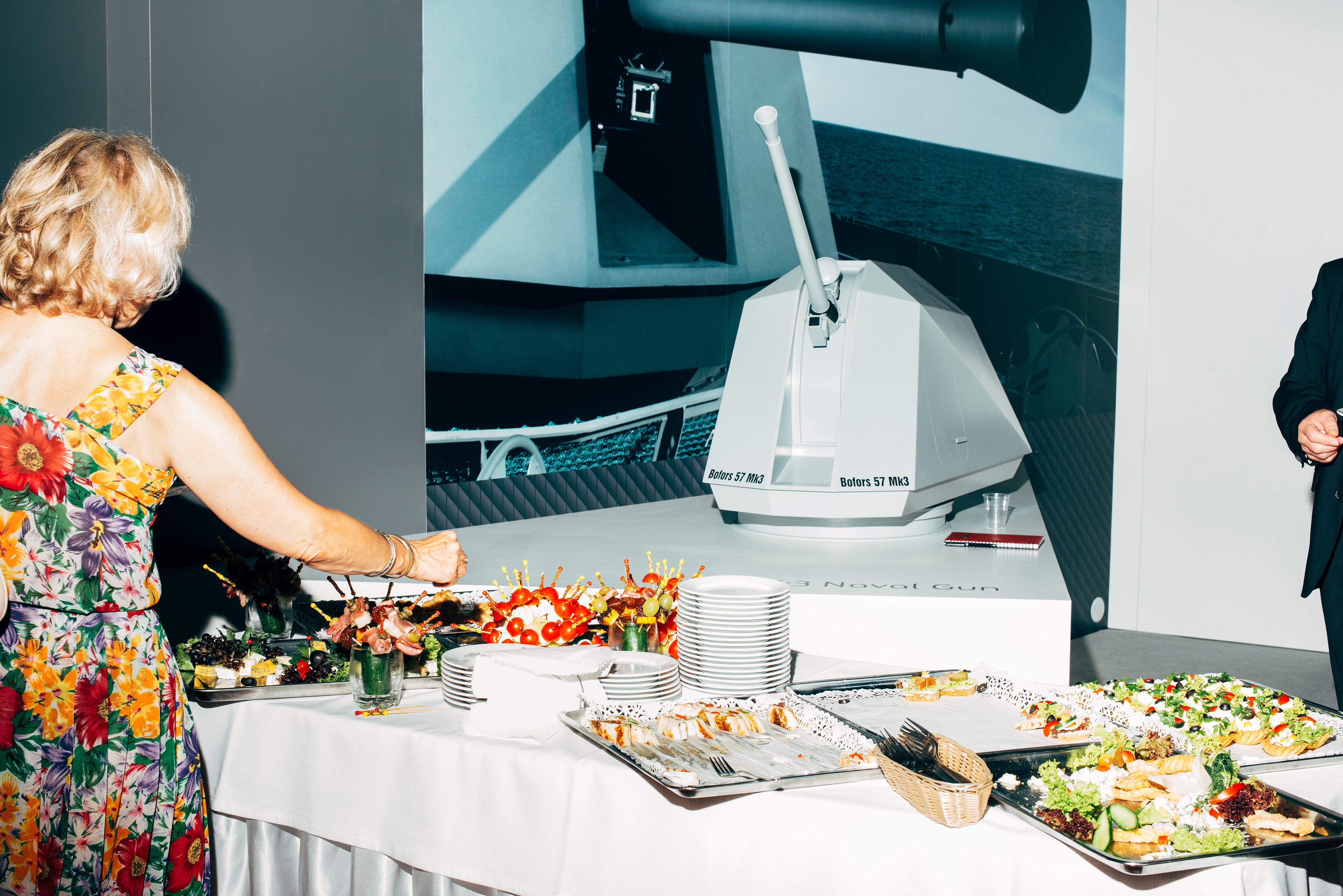 Modell eines schwedischen Marinegeschützes Bofors 57 Mk3 hinter einem Tisch voller Essen auf der Verteidigungsmesse