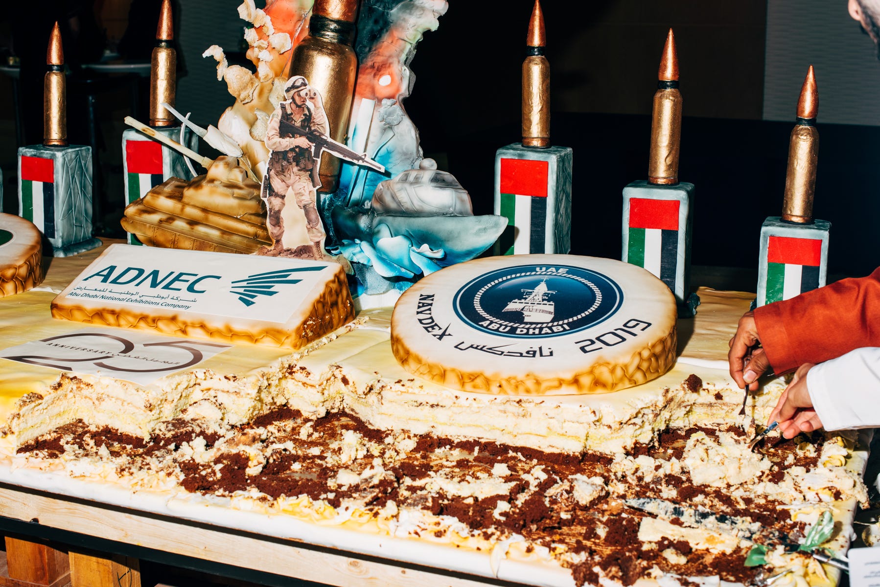 IDEX-Kuchen zum 25-jährigen Jubiläum mit Explosionen, Raketen und Soldatenausschnitten