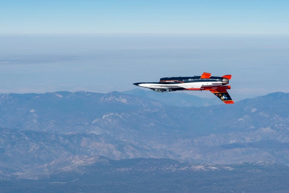 Das X-62 Variable In-Flight Simulator Test Aircraft (VISTA) fliegt kopfüber am Himmel mit Bergen im Hintergrund