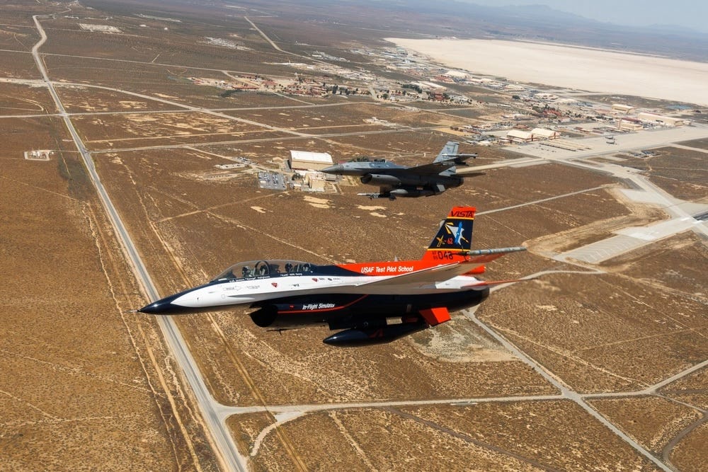 Die X-62 VISTA fliegt am Himmel über der Edwards Air Force Base.