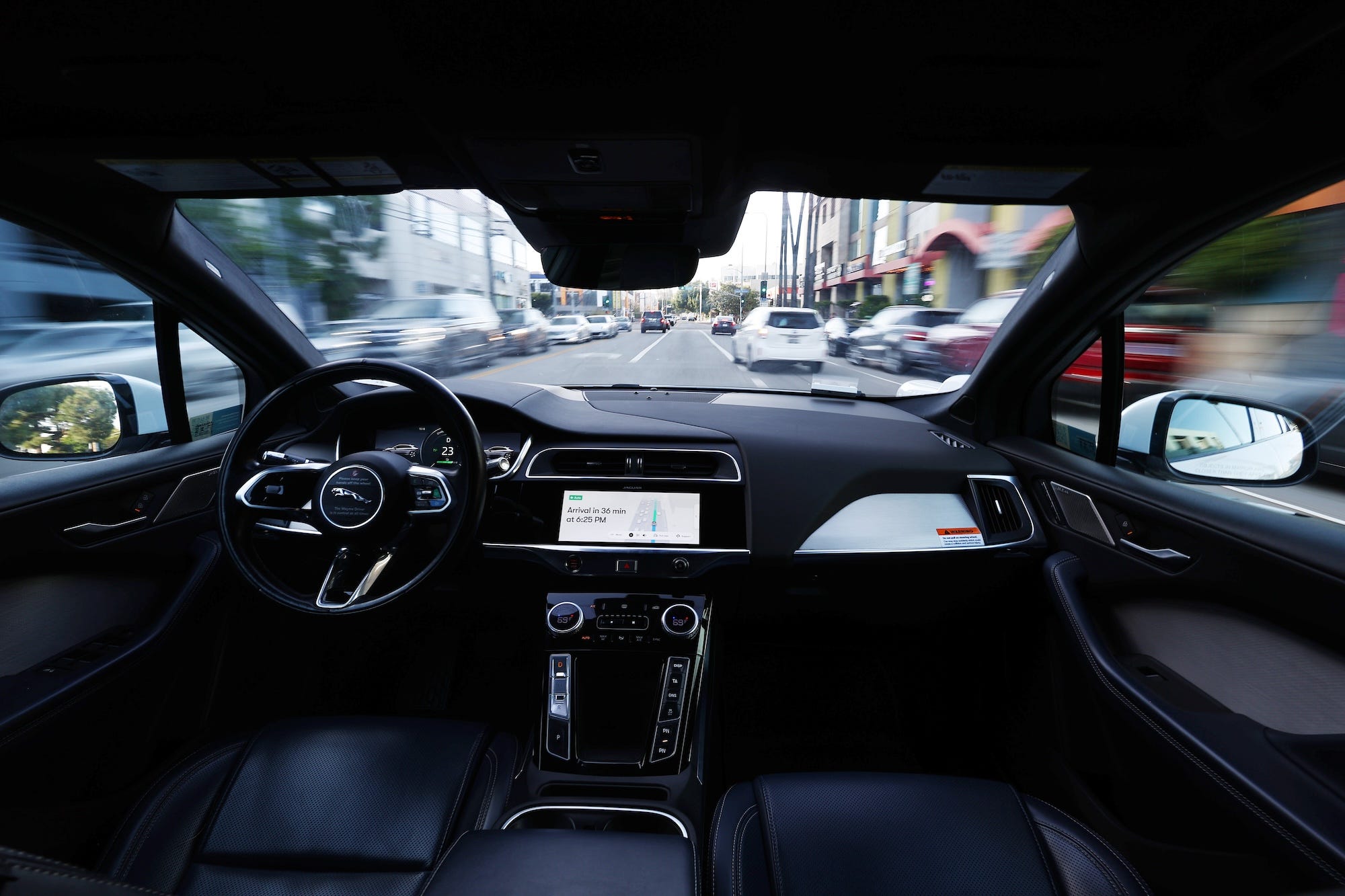 Der Innenraum eines fahrerlosen Waymo-Taxis ist beim Navigieren durch eine Straße in Los Angeles zu sehen.