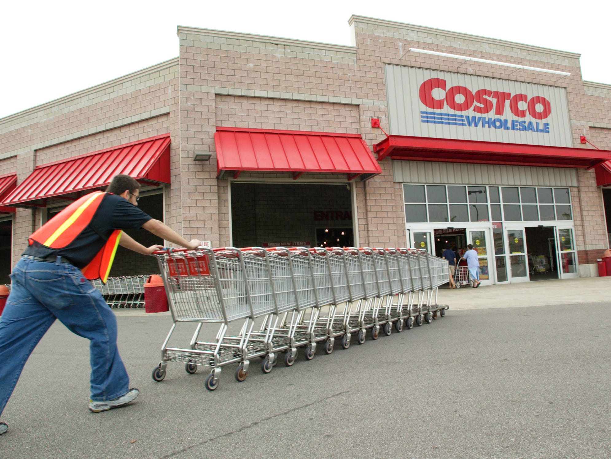 Costco, Mann schiebt einen Einkaufswagen vor den Laden