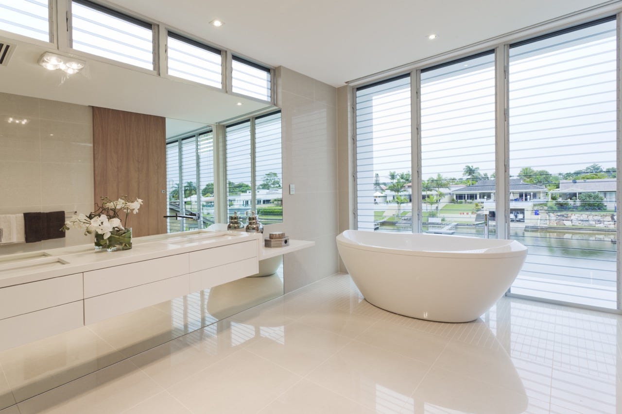 Badezimmer mit großer Badewanne, glänzende Böden