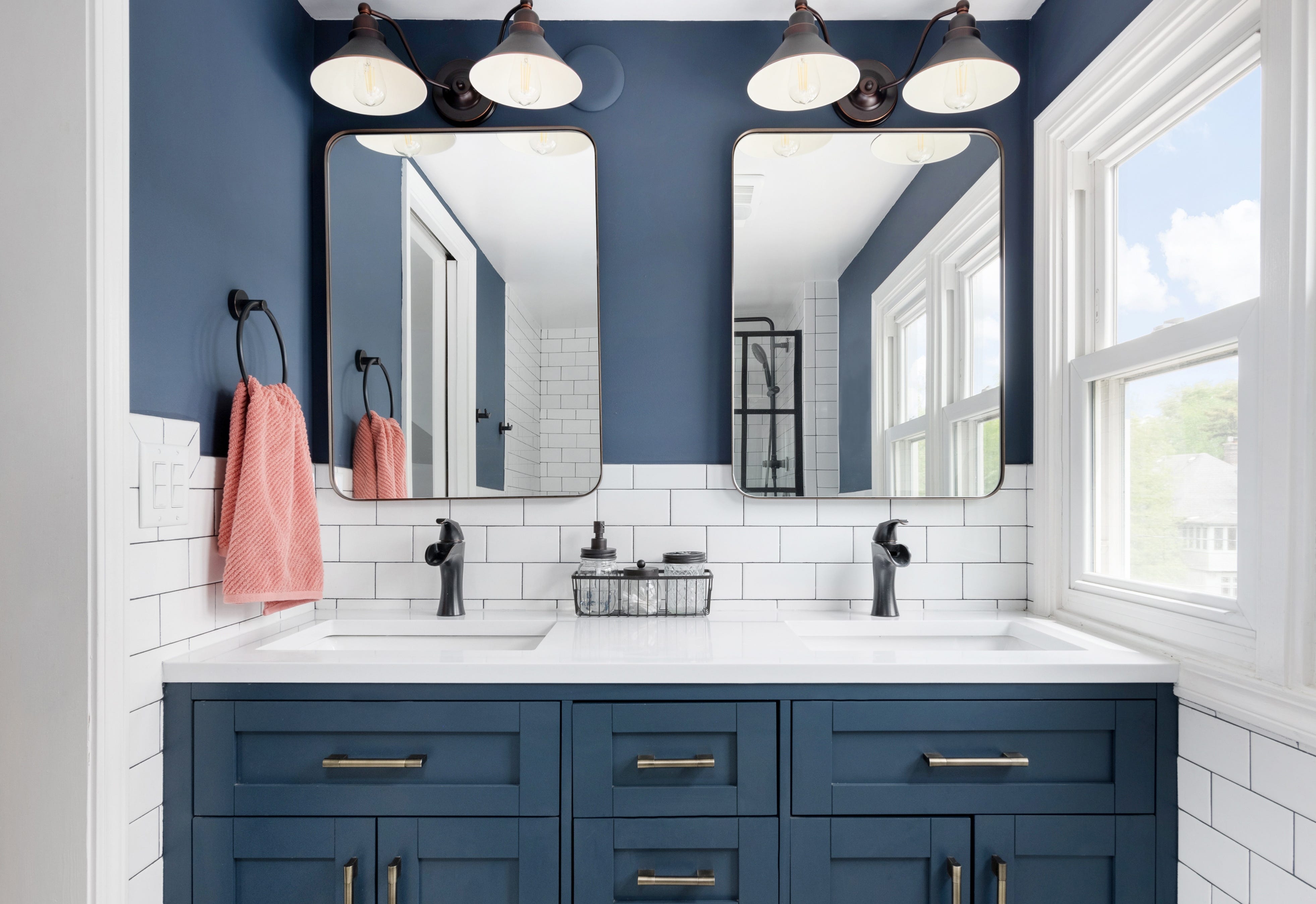 Badezimmer mit Spiegeln und blauer Arbeitsplatte