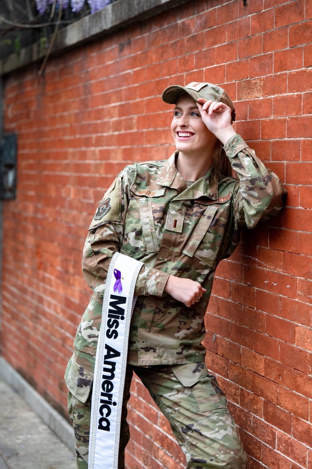 Leutnant Madison Marsh trägt ihre Militäruniform und hält ihre Miss America-Schärpe in der Hand.