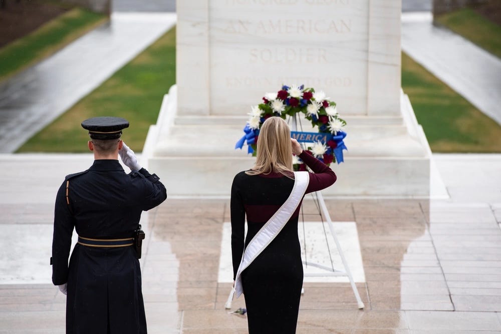 Oberleutnant Madison Marsh salutiert vor einem Kranz am Grab des unbekannten Soldaten