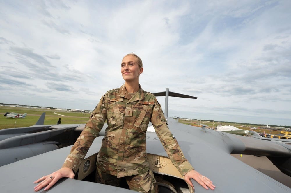 Oberleutnant Madison Marsh posiert für ein Foto durch die offene Luke einer C-17 Globemaster.
