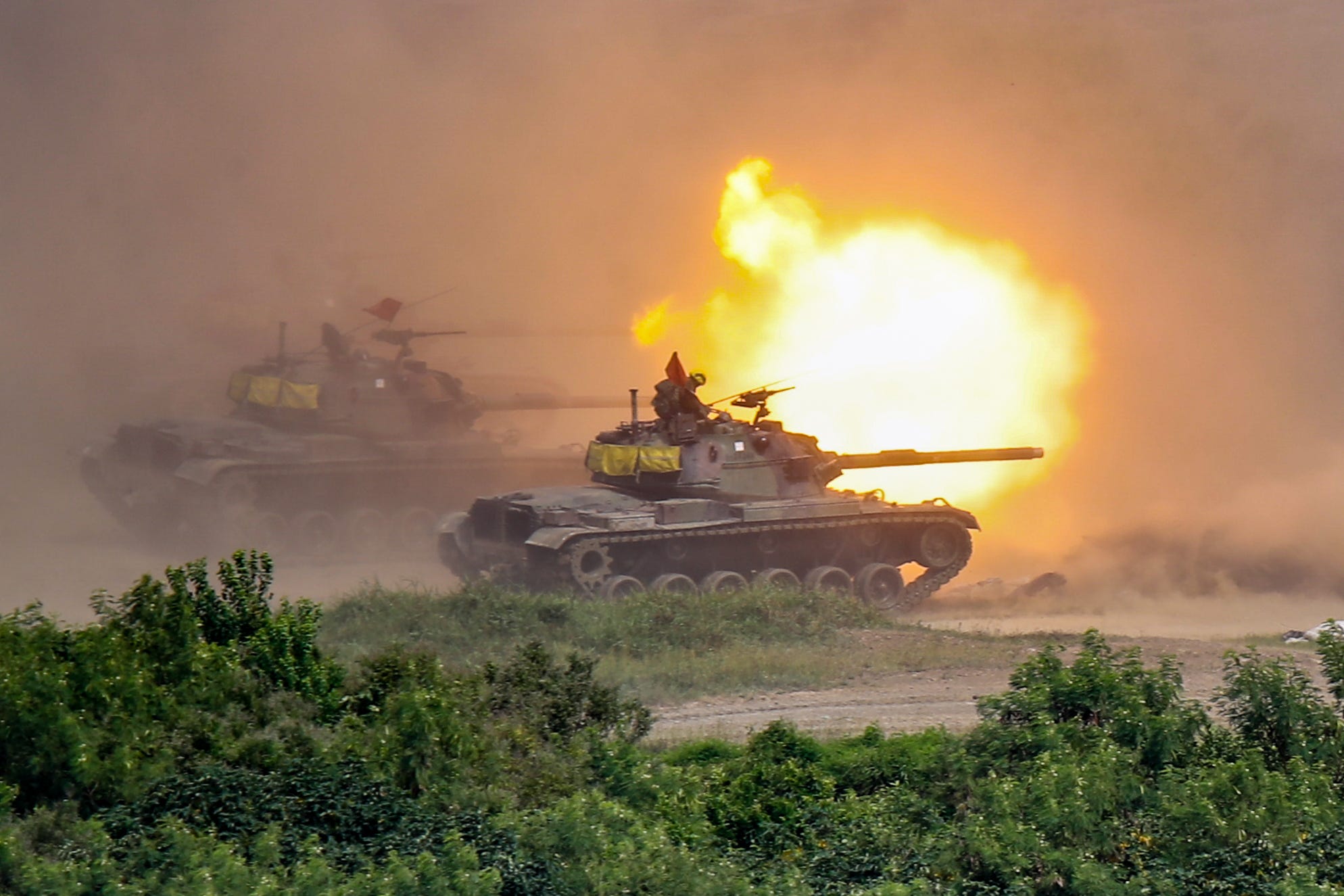 CM-11-Panzer feuern Artillerie während der zweitägigen Live-Feuerübung im Kreis Pingtung, Taiwan, am 7. September 2022, inmitten zunehmender militärischer Bedrohungen aus China.