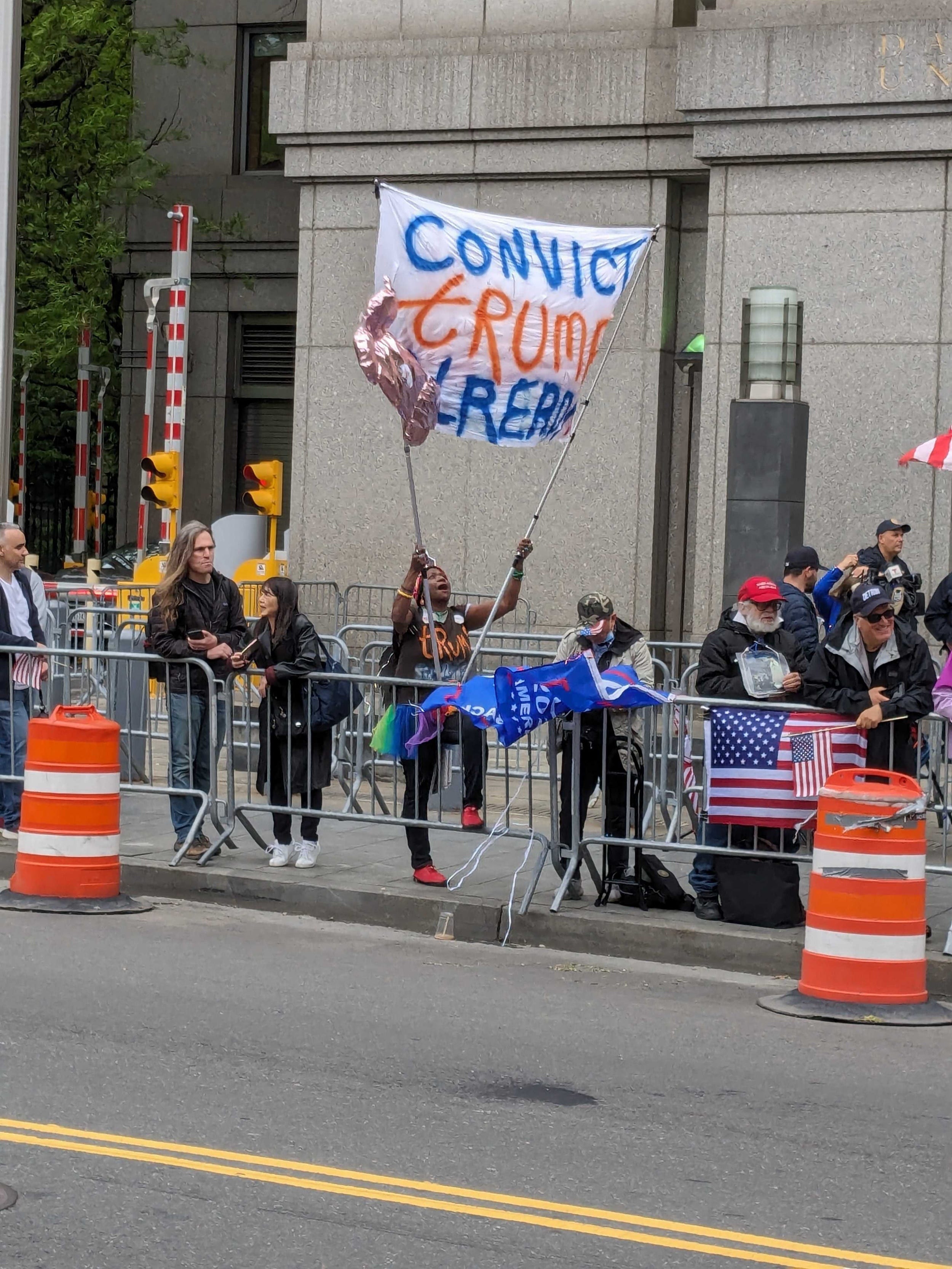 Ein Anti-Trump-Demonstrant vor dem bundesstaatlichen Korruptionsprozess gegen den demokratischen Senator von New Jersey, Robert Menendez, in Manhattan.
