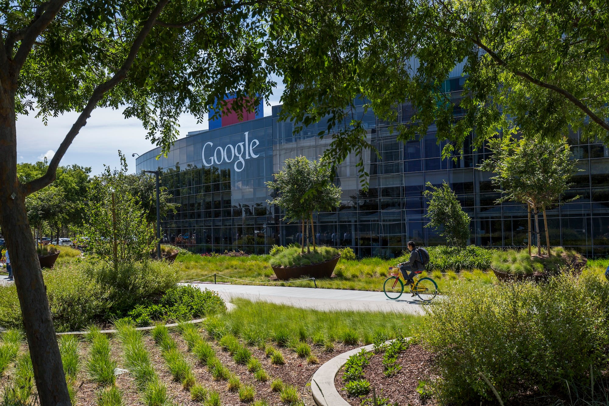 Ein Google-Mitarbeiter fährt mit dem Fahrrad vor dem Googleplex, dem Hauptsitz von Google in Mountain View, Kalifornien.