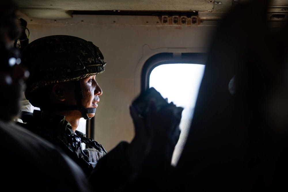 Ein philippinischer Marineinfanterist fährt in einem UH-60 Black Hawk der US-Armee