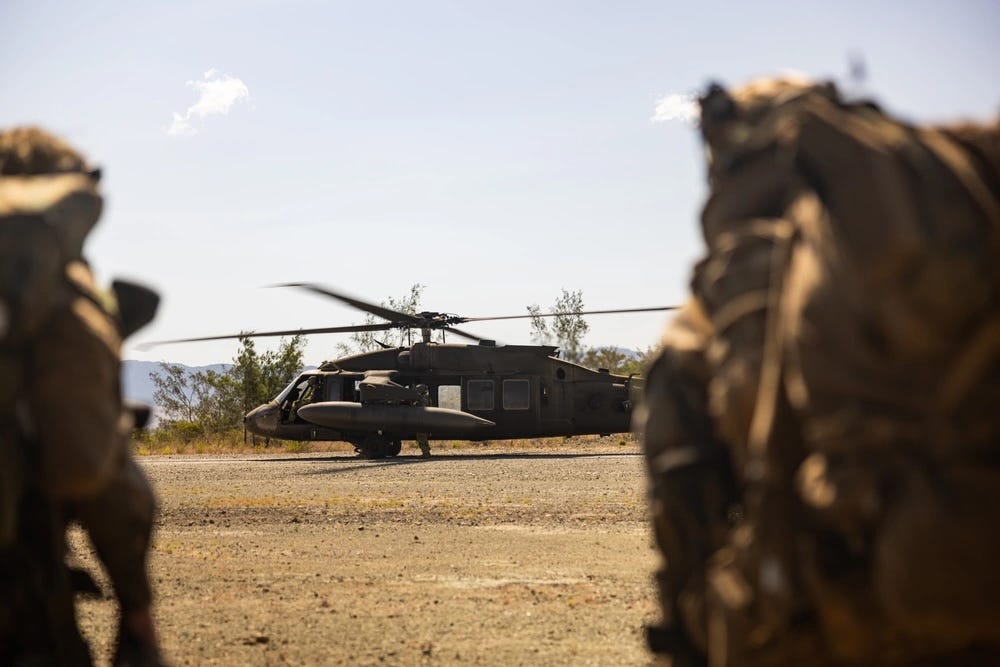 US-Marineinfanteristen bereiten sich darauf vor, eine UH-60 Black Hawk zu beladen 