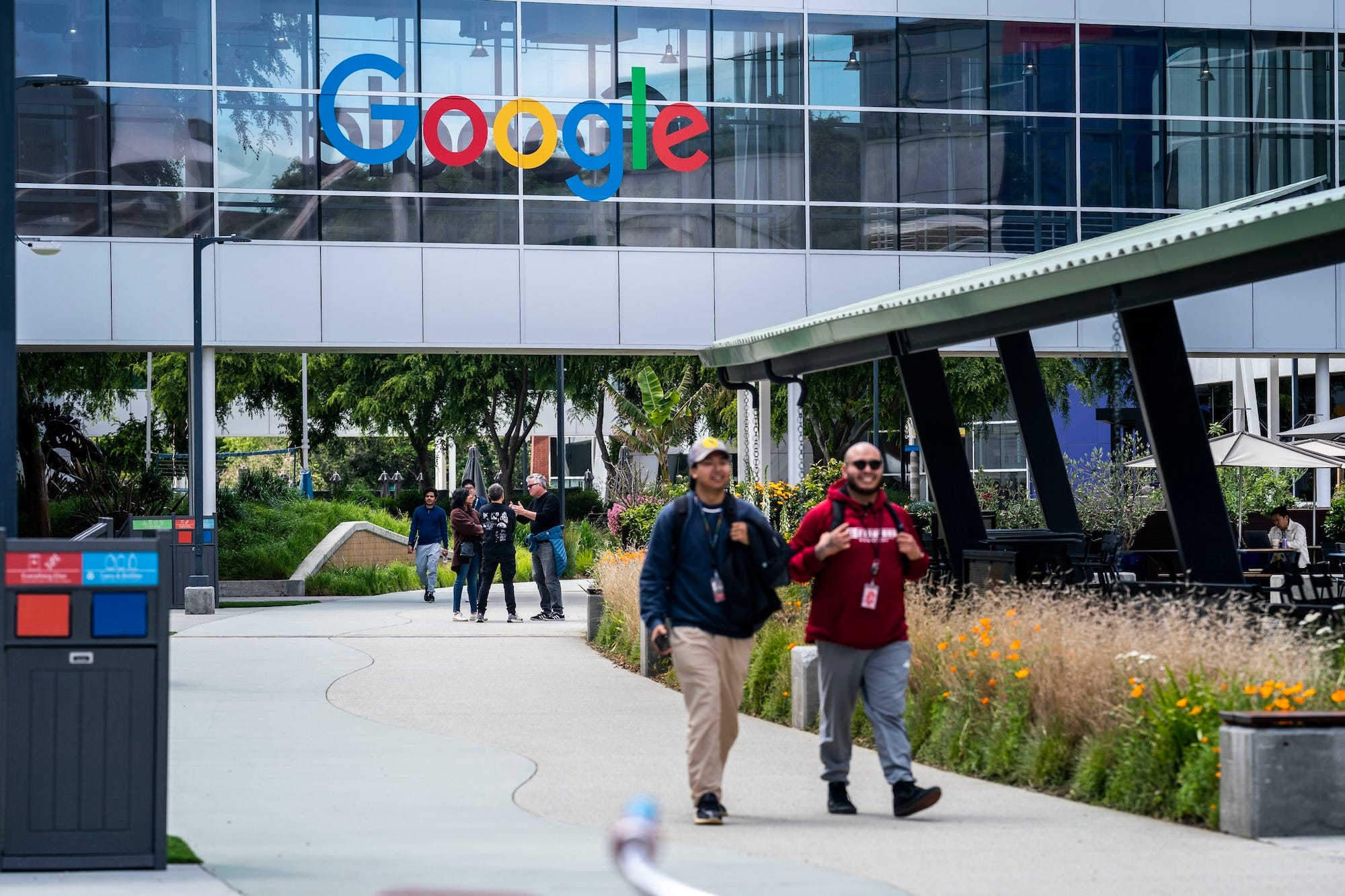 Google-Mitarbeiter laufen über den Campus des Googleplex, dem Hauptsitz von Google in Mountain View, Kalifornien.