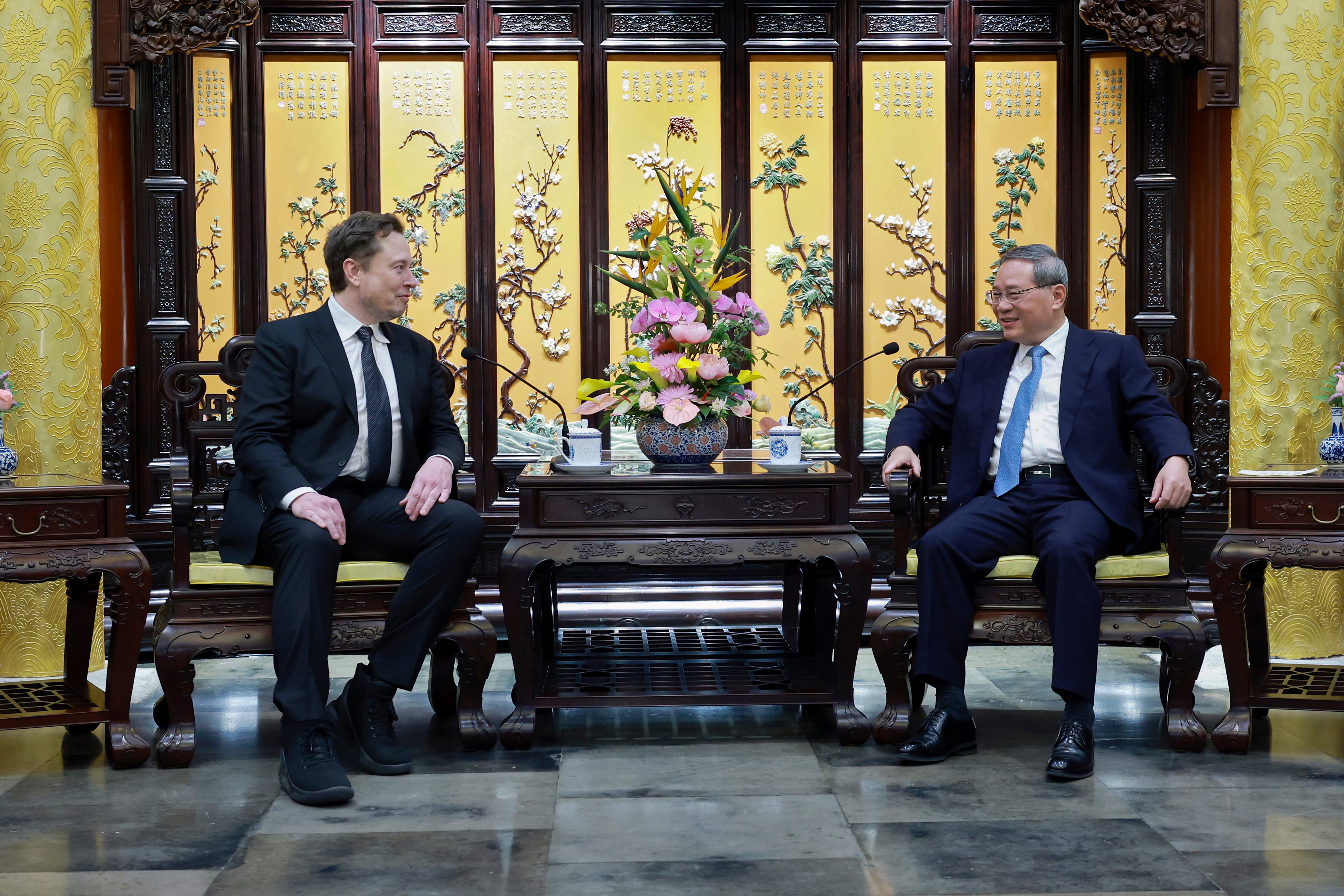 Elon Musk trifft am 28. April 2024 in Peking den chinesischen Premierminister Li Qiang