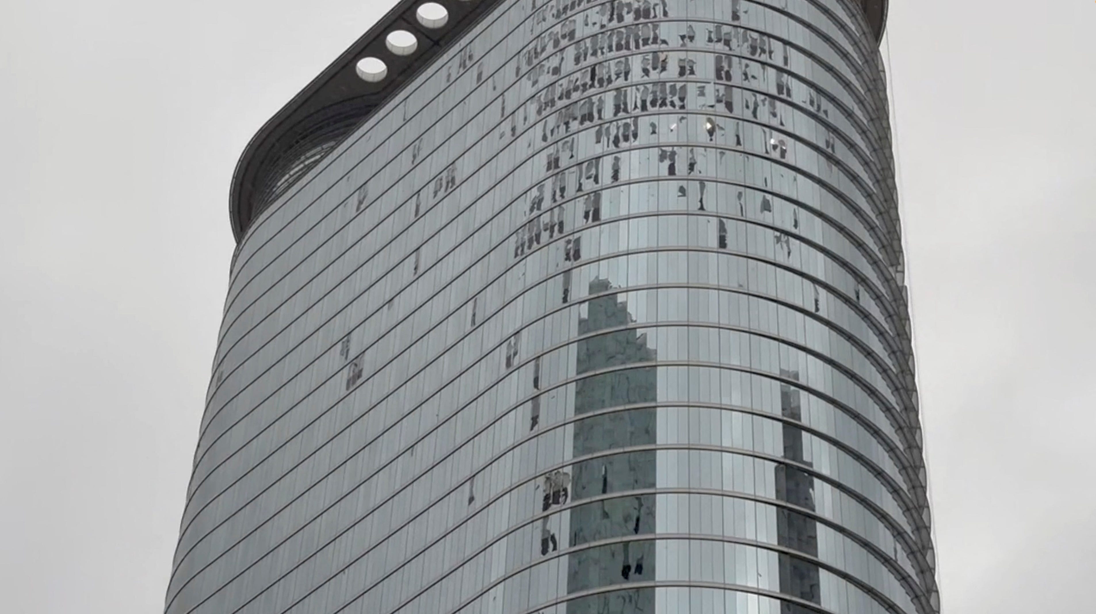 In diesem Wolkenkratzer in der Innenstadt von Houston wurden Glasfenster zerbrochen.