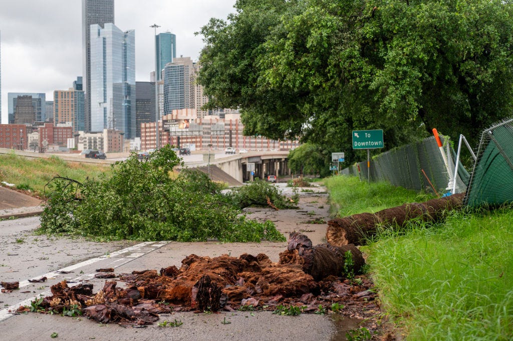 Trümmer füllen die Zubringerstraße in der Nähe der Interstate 10 und der Interstate 45 in der Nähe der Innenstadt von Houston, nachdem am Donnerstag, dem 16. Mai 2024, schwere Stürme über das Gebiet gezogen waren
