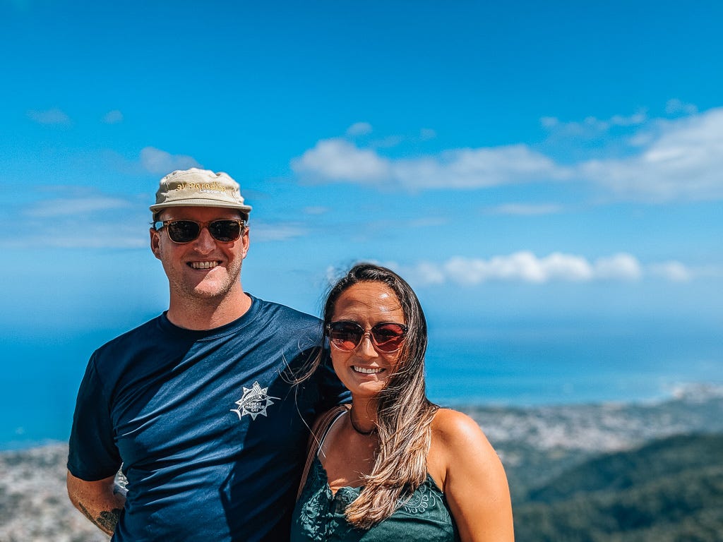 Ehemann und Ehefrau Wes und Michelle Schroeder-Gardner standen an einem sonnigen Tag auf einem Berg.