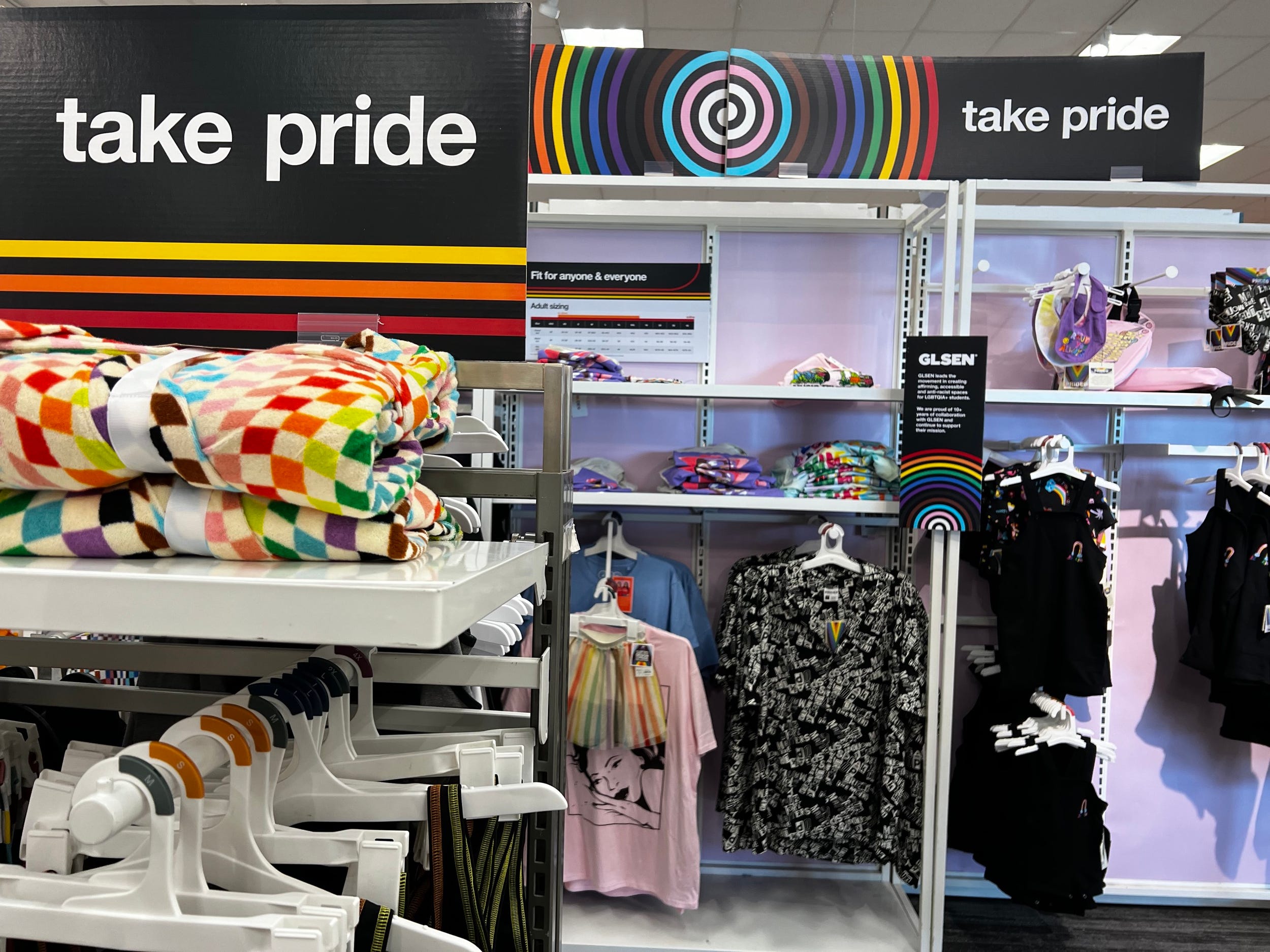 Eine Ausstellung zum Pride-Monat in einem Target in Wisconsin
