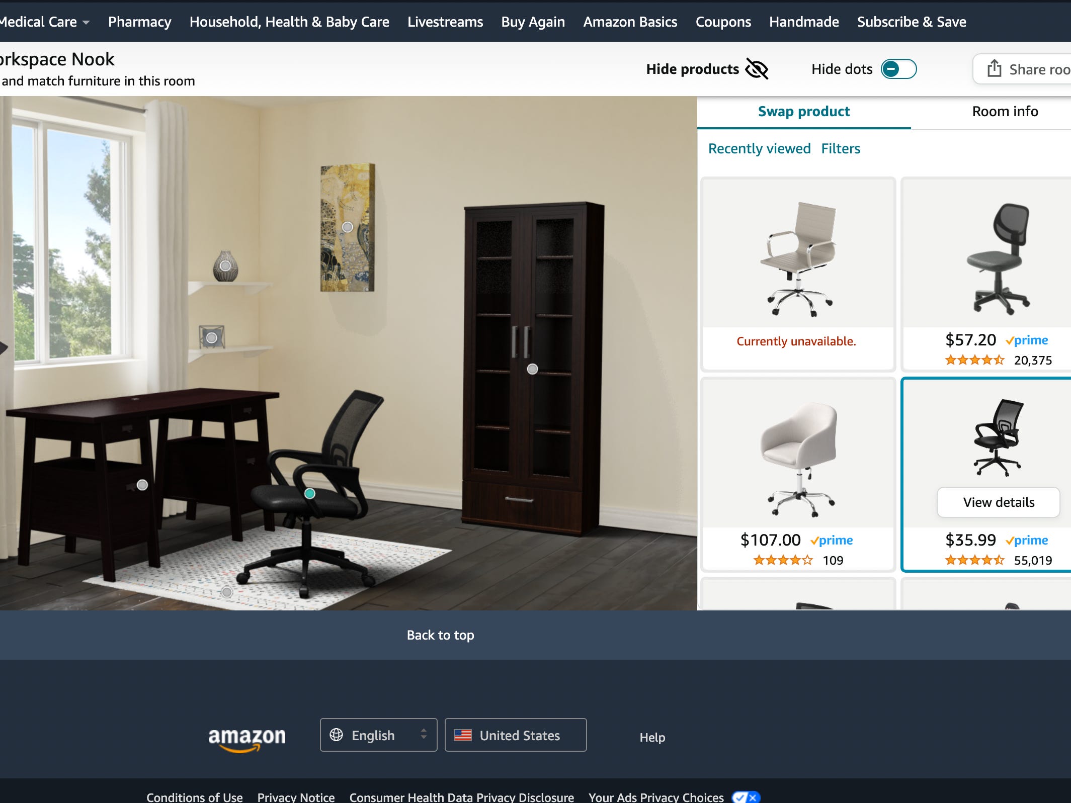 Ein Entwurf für einen Raum mit Schreibtisch, schwarzem Stuhl, Stehlampe und Amazon-Produkten an der Seite im Amazon Showroom
