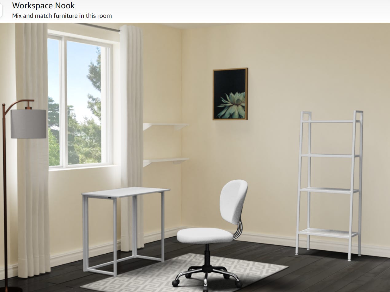 Screenshot des Amazon Showrooms mit einem animierten Stuhl, einem Tisch, Regalen und einem Licht in einem Raum mit Fenster