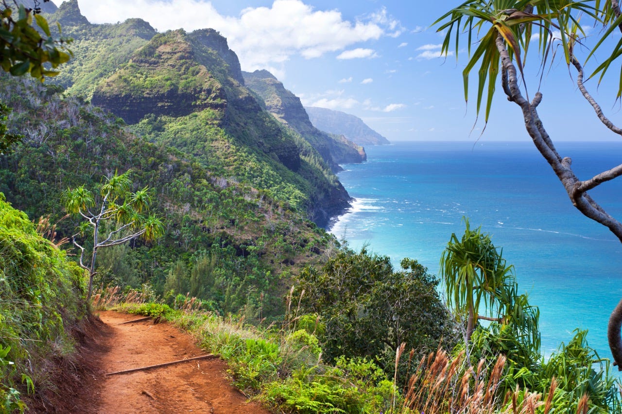 Blick entlang der Küste von Na Pali vom Kalalau Trail in Kauai, Hawaii.