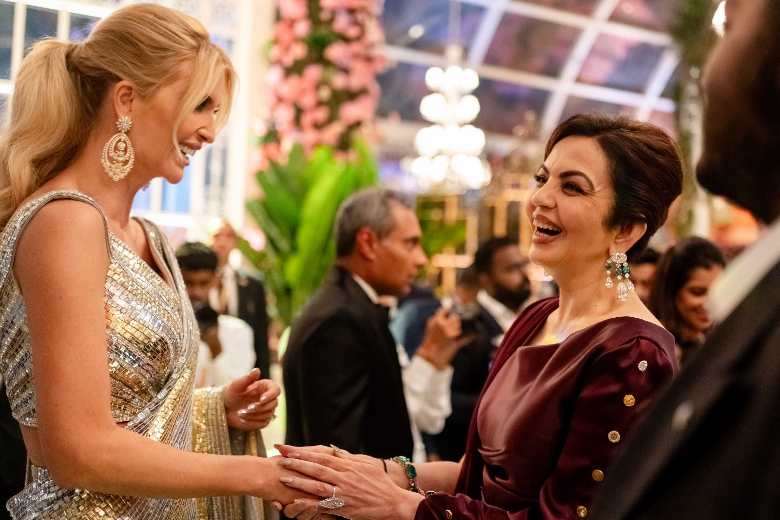 Ivanka Trump mit Nita Ambani, der Frau von Mukesh Ambani, dem Vorsitzenden von Reliance Industries.
