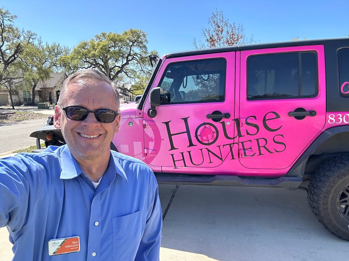 Eric Newland vor einem Auto mit dem House Hunters-Logo.
