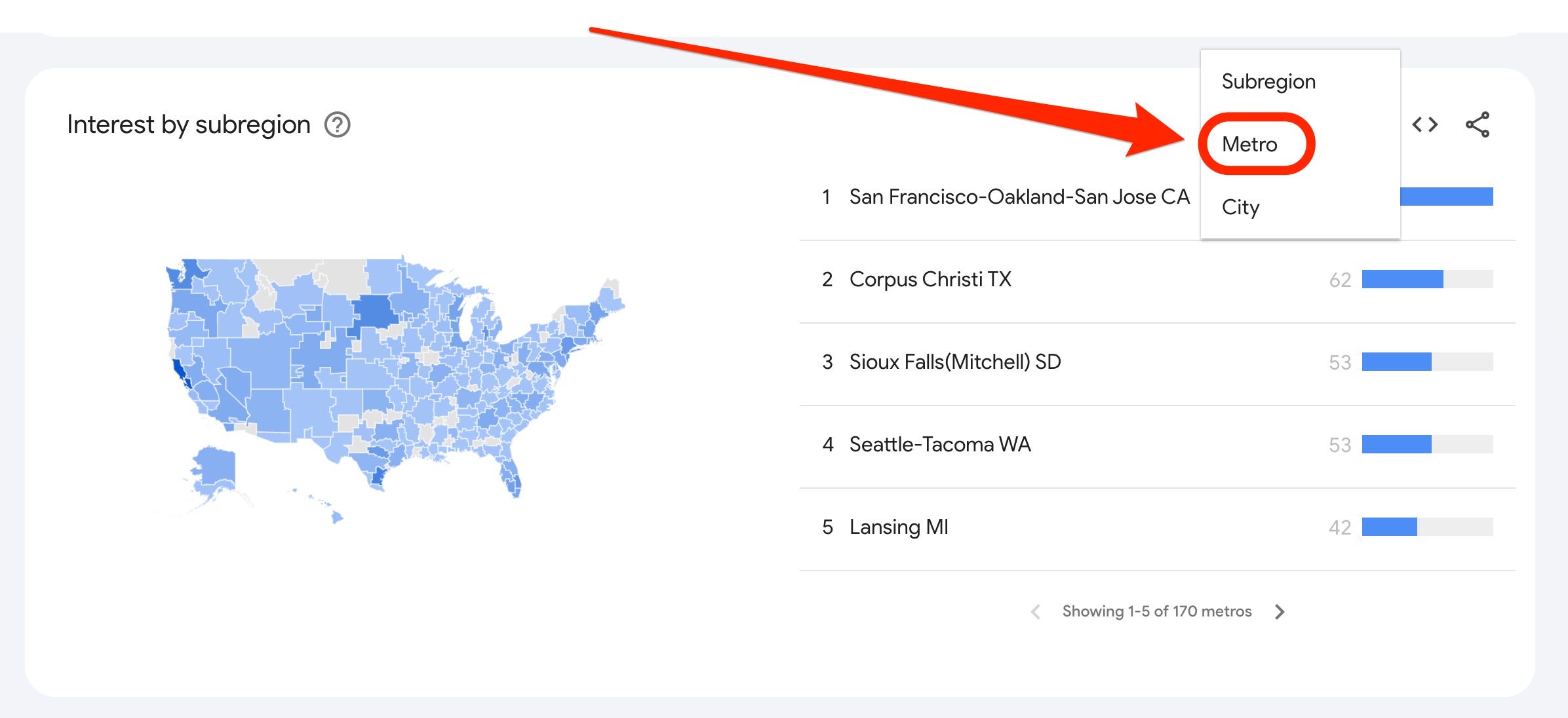Ein Screenshot zeigt eine Google Trends-Karte mit der Bezeichnung „Interesse nach Subregion“ und einem roten Pfeil, der auf die Option „Metro“ im Dropdown-Menü zeigt.