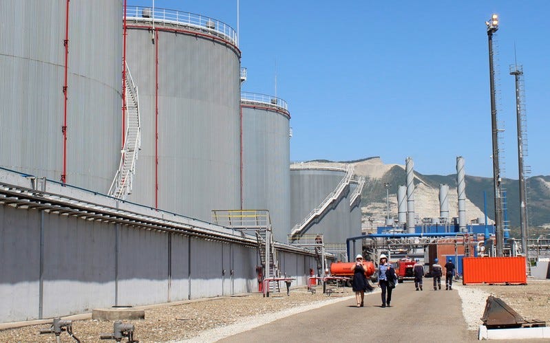 Eine Gesamtansicht zeigt das Novorossiysk Fuel Oil Terminal (NMT) im Schwarzmeerhafen Novorossiisk, Russland, 30. Mai 2018. Bild aufgenommen am 30. Mai 2018. REUTERS/Natalya Chumakova - RC1D8B62B1F0