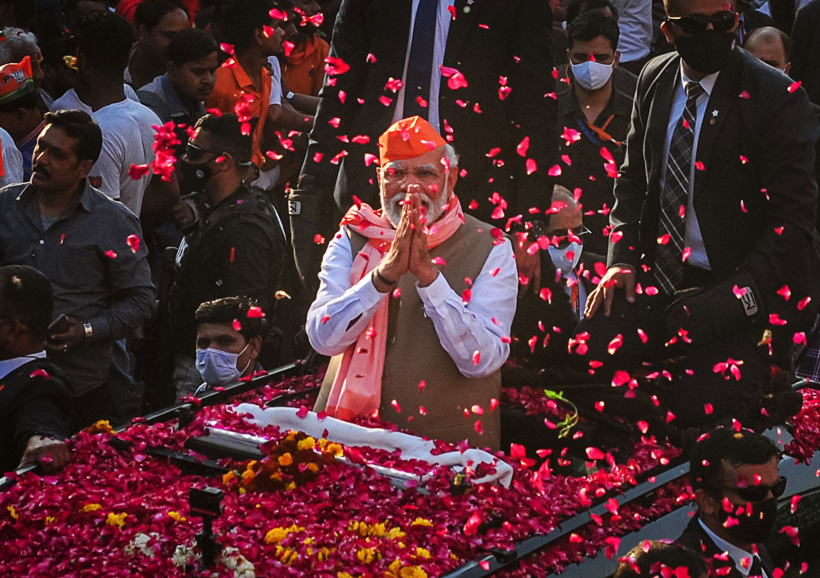 Indiens Premierminister Narendra Modi begrüßt Scharen von Unterstützern während einer Roadshow zur Unterstützung der Landtagswahlen am 4. März 2022 in Varanasi, Indien.