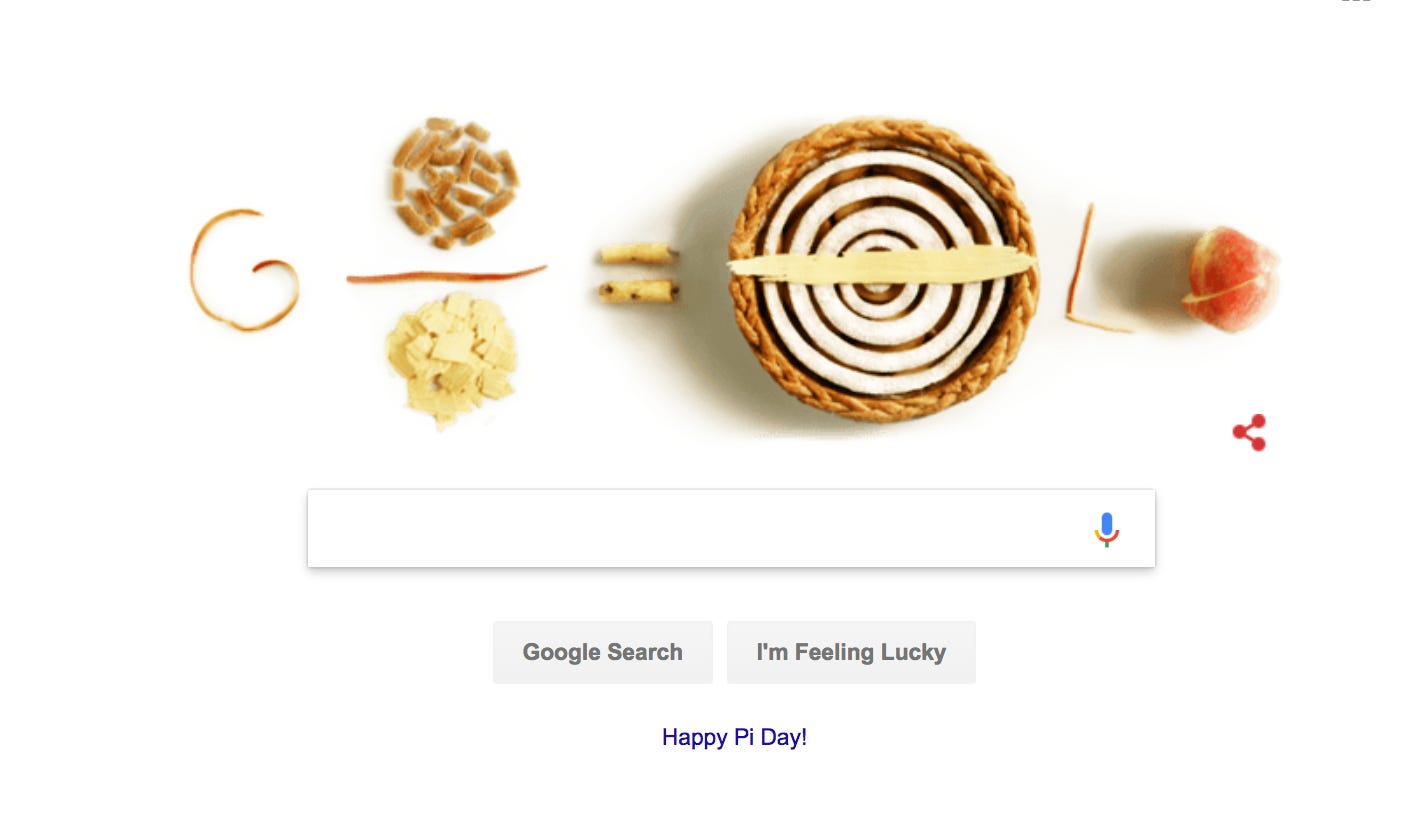 Ein Screenshot der Google-Homepage zeigt ein „Pi Day“-Google-Doodle mit Buchstaben aus Apfelscheiben und Backzutaten, wobei ein ganzer Kuchen das zweite „g“ in „Google“ darstellt.