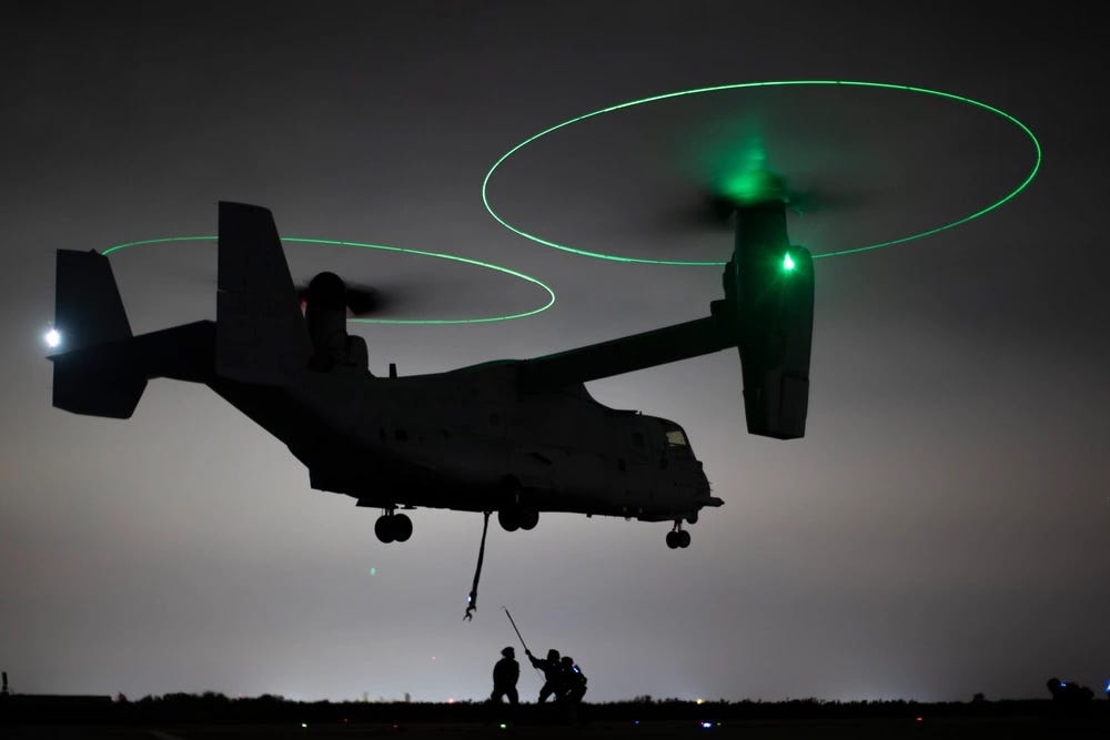 Die Silhouette der US-Marines ist unter einer fliegenden MV-22B Osprey zu sehen