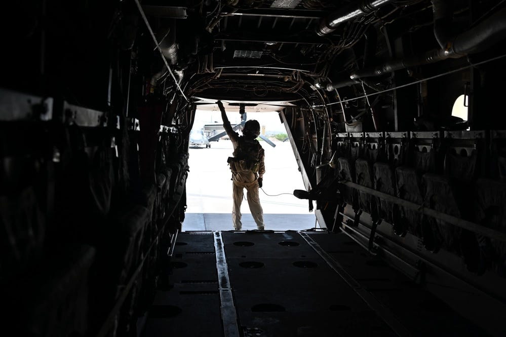 Ein US-Marine steht in einer MV-22 Osprey